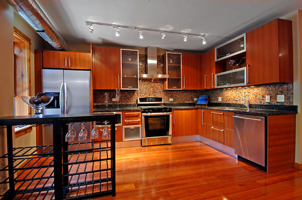 Inspiration for a mid-sized contemporary kitchen in Chicago.