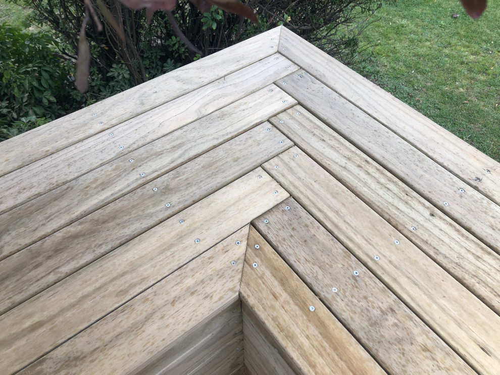 Photo of a Mid-sized arts and crafts Backyard and First Floor deck in Christchurch With No Cover and Wood Railing.
