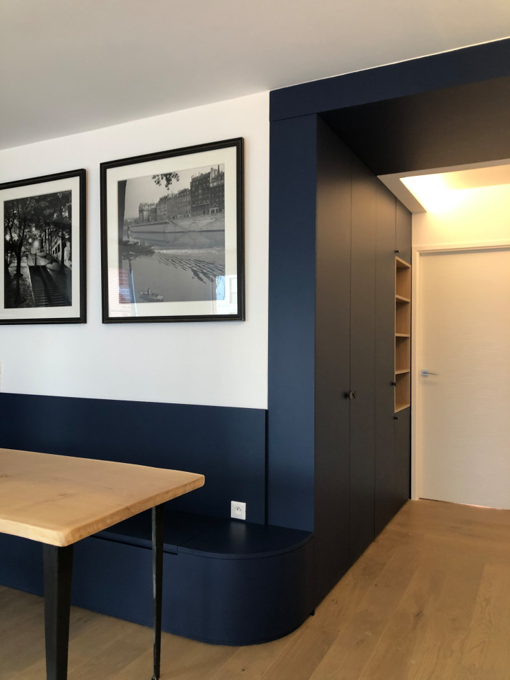 Salle à manger?[Cette image montre salle à manger With un mur bleu, parquet clair and aucune cheminée.]:[Cette image montre salles à manger With un mur bleu, parquet clair and aucune cheminée.]
