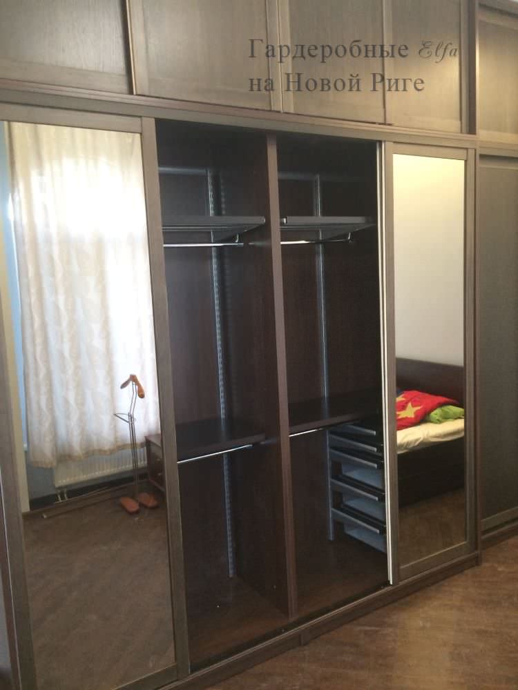 Система хранения Elfa в темном декоре для спальни