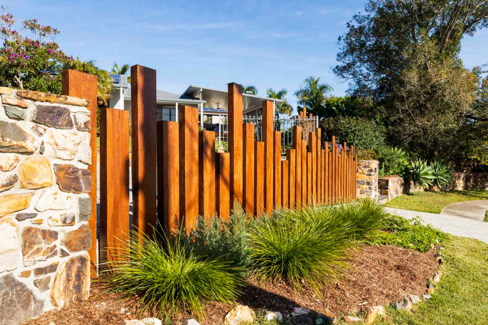 Großer Garten mit direkter Sonneneinstrahlung, Betonboden und Holzzaun in Brisbane