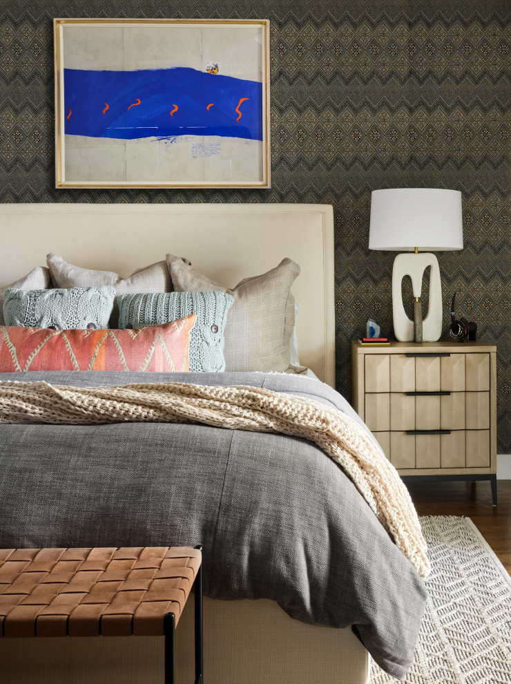 На фото: спальня в стиле неоклассика (современная классика) с коричневыми стенами и обоями на стенах