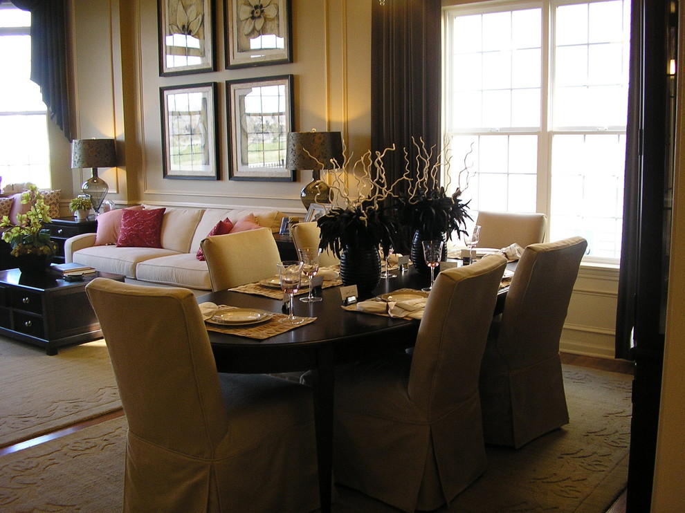 Dining room - transitional dining room idea in Chicago