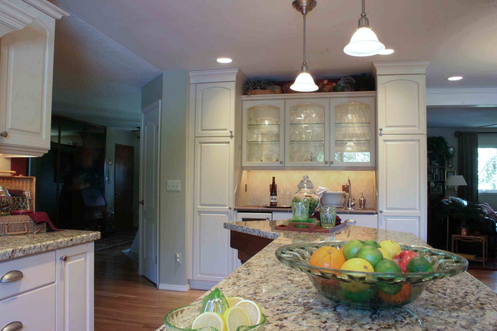 Kitchen - traditional kitchen idea in Seattle