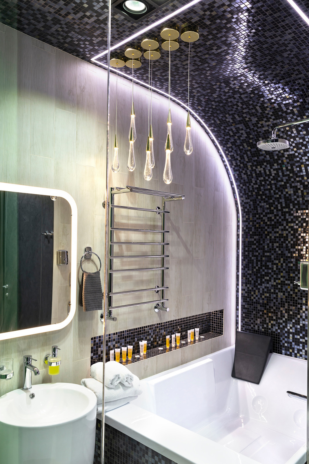 Studio with a soaring bed over grass-plot /Студия с парящей кроватью и лужайкой