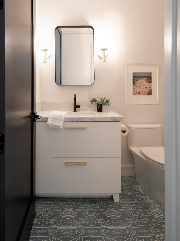 Exempel på ett mellanstort modernt vit vitt badrum för barn, med möbel-liknande, vita skåp, en toalettstol med hel cisternkåpa, vita väggar, cementgolv, ett undermonterad handfat, marmorbänkskiva och blått golv