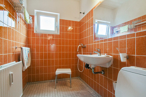 Hjælp! hvordan indretter vi en orange badeværelse? Højskab køkken 60 cm