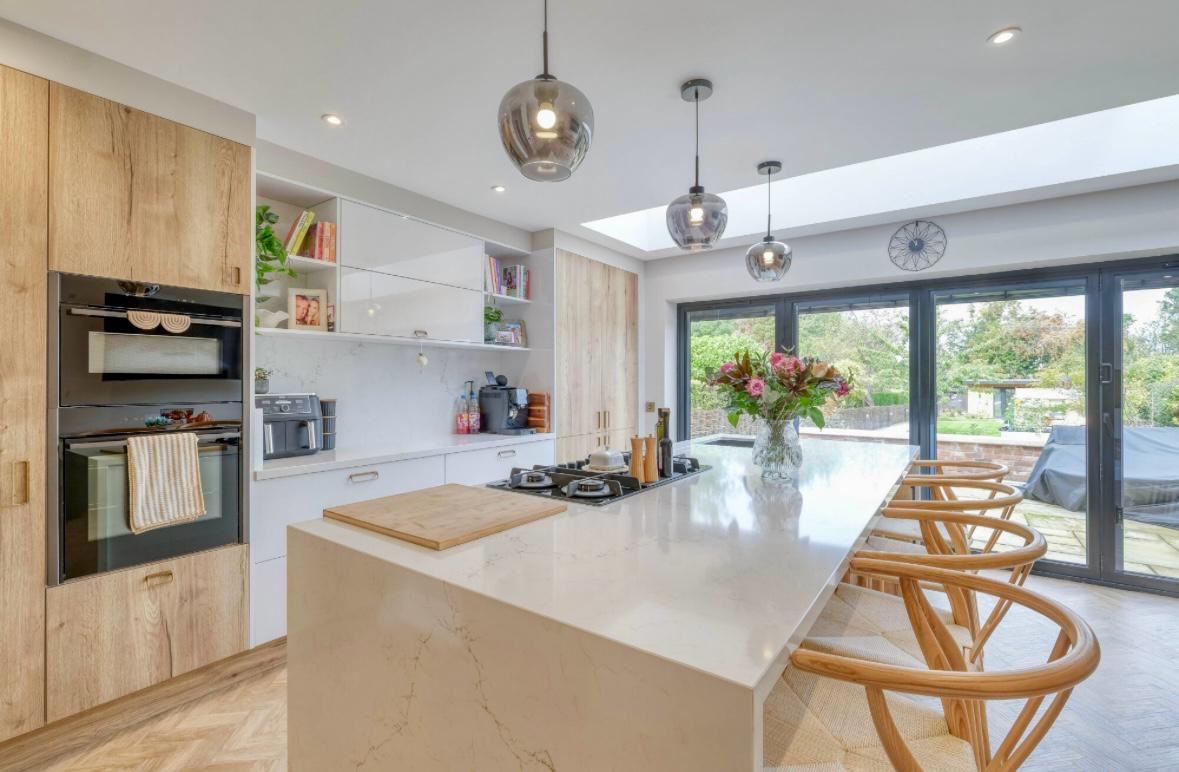 Bespoke Scandinavian Style Kitchen in Gloss Alpine & Halifax Oak