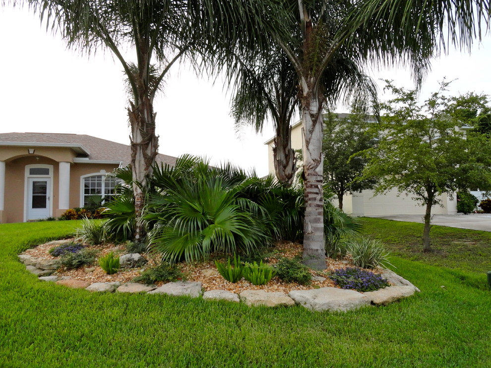 This is an example of a mid-sized traditional garden in Orlando.