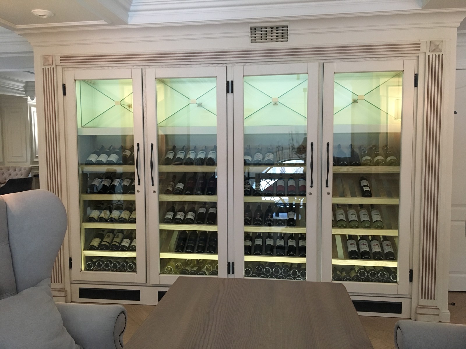 винные шкафы в ресторане Кропивницкий