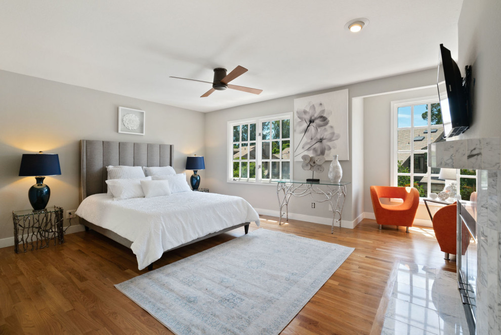 Foto di un piccolo soggiorno minimalista con pareti grigie, pavimento in legno massello medio e pavimento marrone