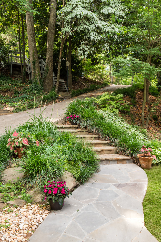 Foto de jardín de estilo americano de tamaño medio en patio delantero con adoquines de piedra natural