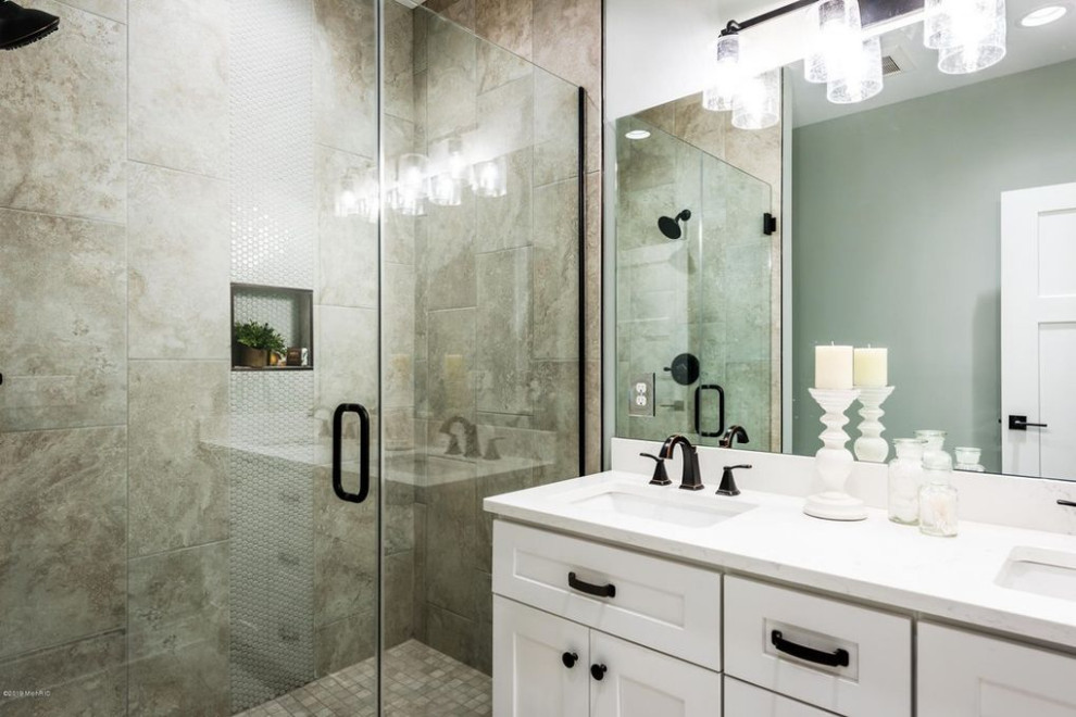 Foto på ett mellanstort funkis vit badrum, med skåp i shakerstil, vita skåp, bambugolv, bänkskiva i kvarts och brunt golv