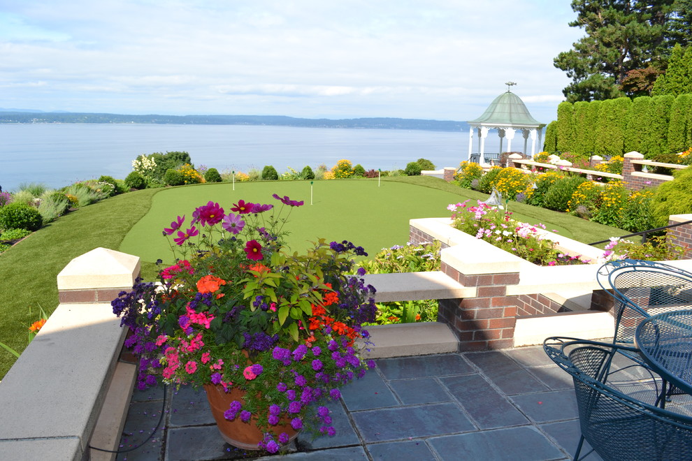 Design ideas for a traditional patio in Seattle.
