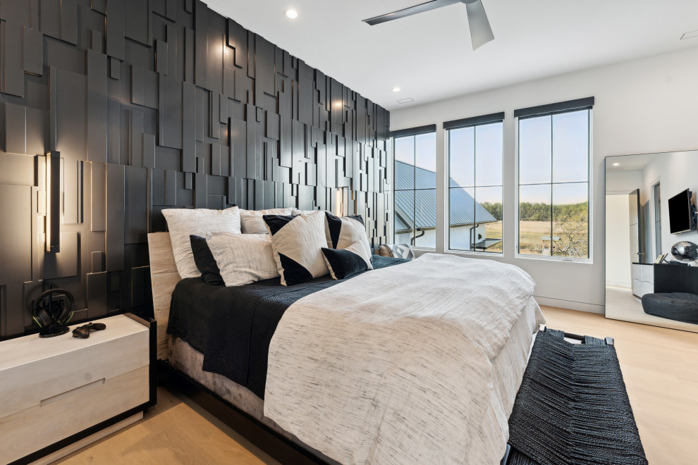 Großes Modernes Gästezimmer mit weißer Wandfarbe, hellem Holzboden und Holzwänden in Charleston