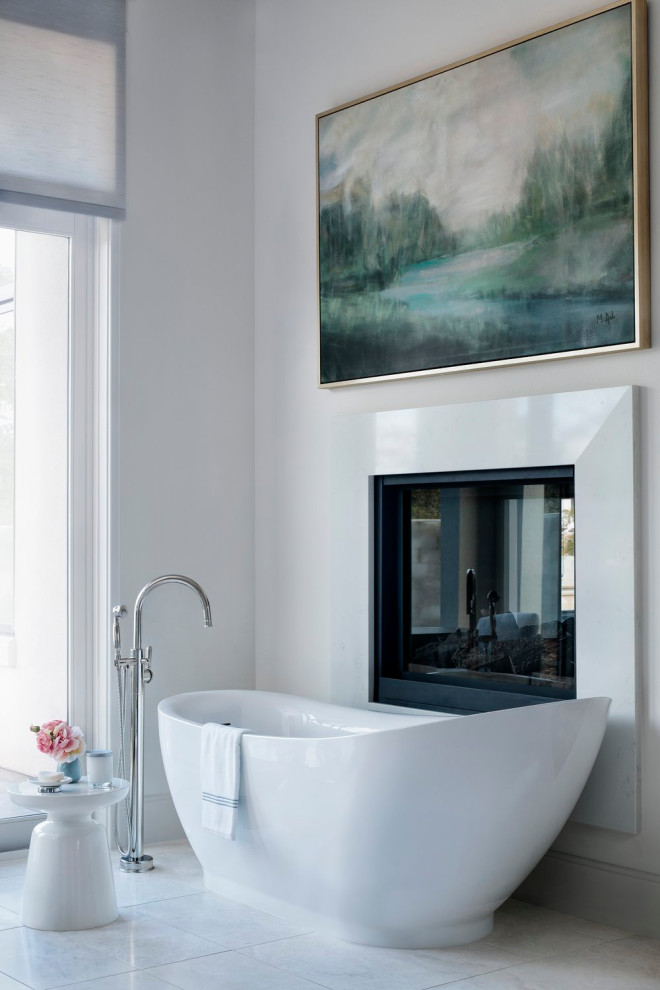 На фото: огромная главная ванная комната в стиле кантри с отдельно стоящей ванной, белыми стенами, разноцветным полом, открытым душем и белой столешницей