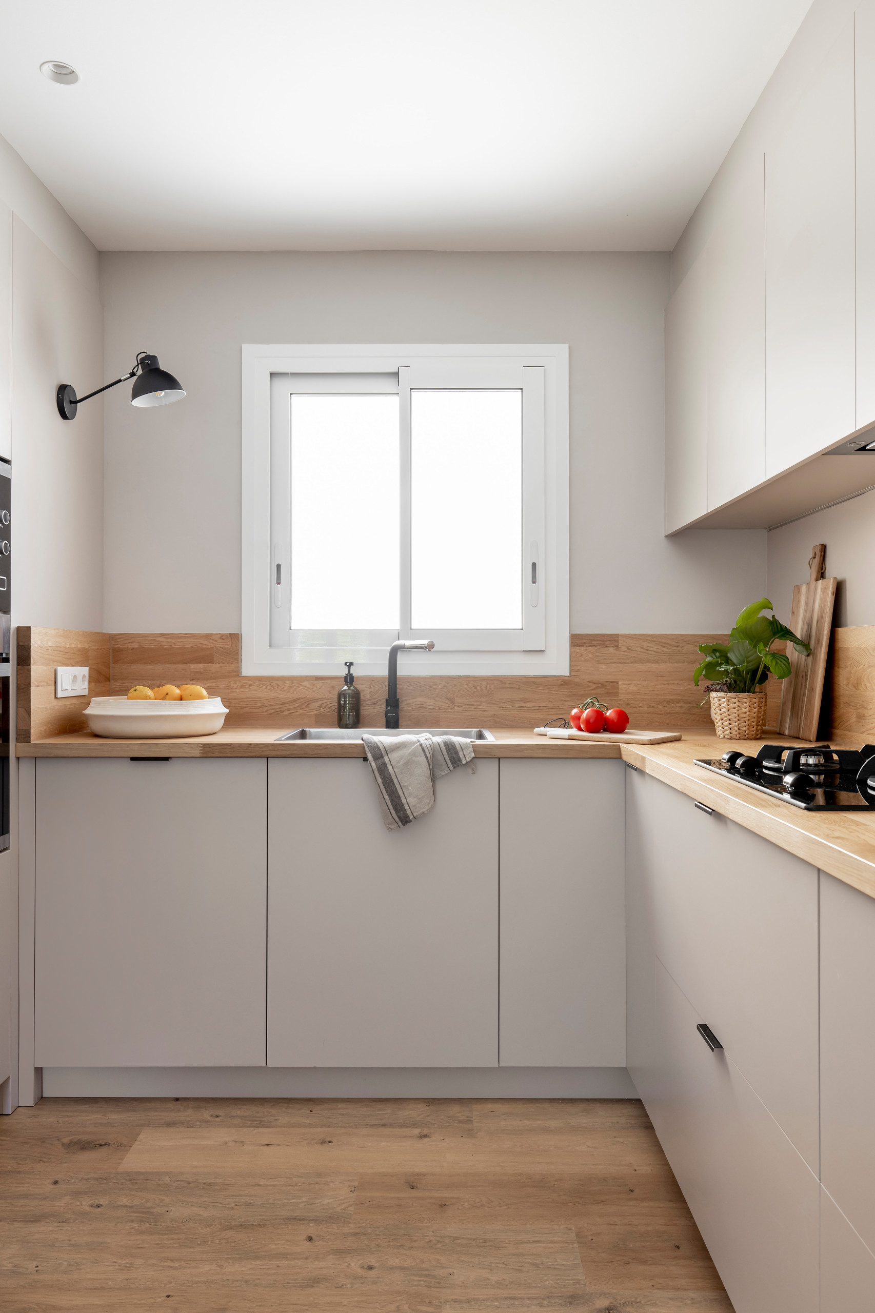 UNA ENCIMERA DE MADERA PARA LA COCINA  Kitchen renovation trends, White  gloss kitchen, Kitchen renovation