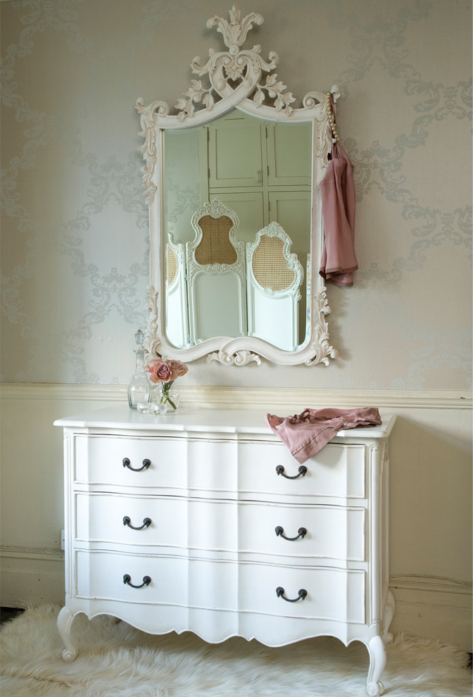 This is an example of a traditional bedroom in Sussex.