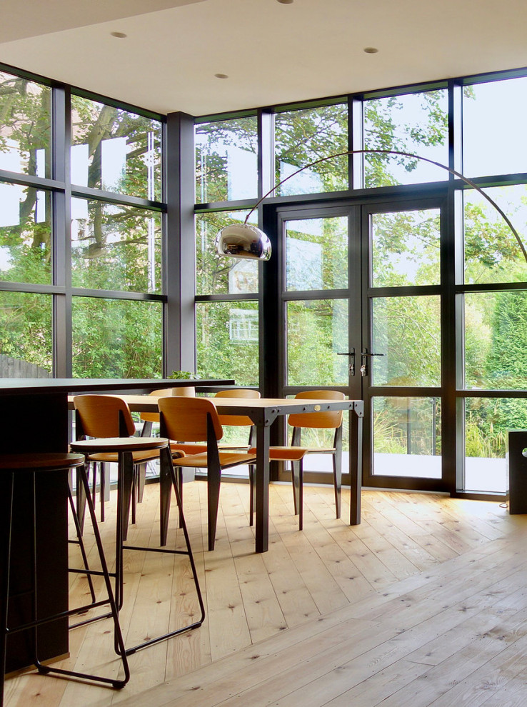 Идея дизайна: кухня-столовая среднего размера в скандинавском стиле с светлым паркетным полом