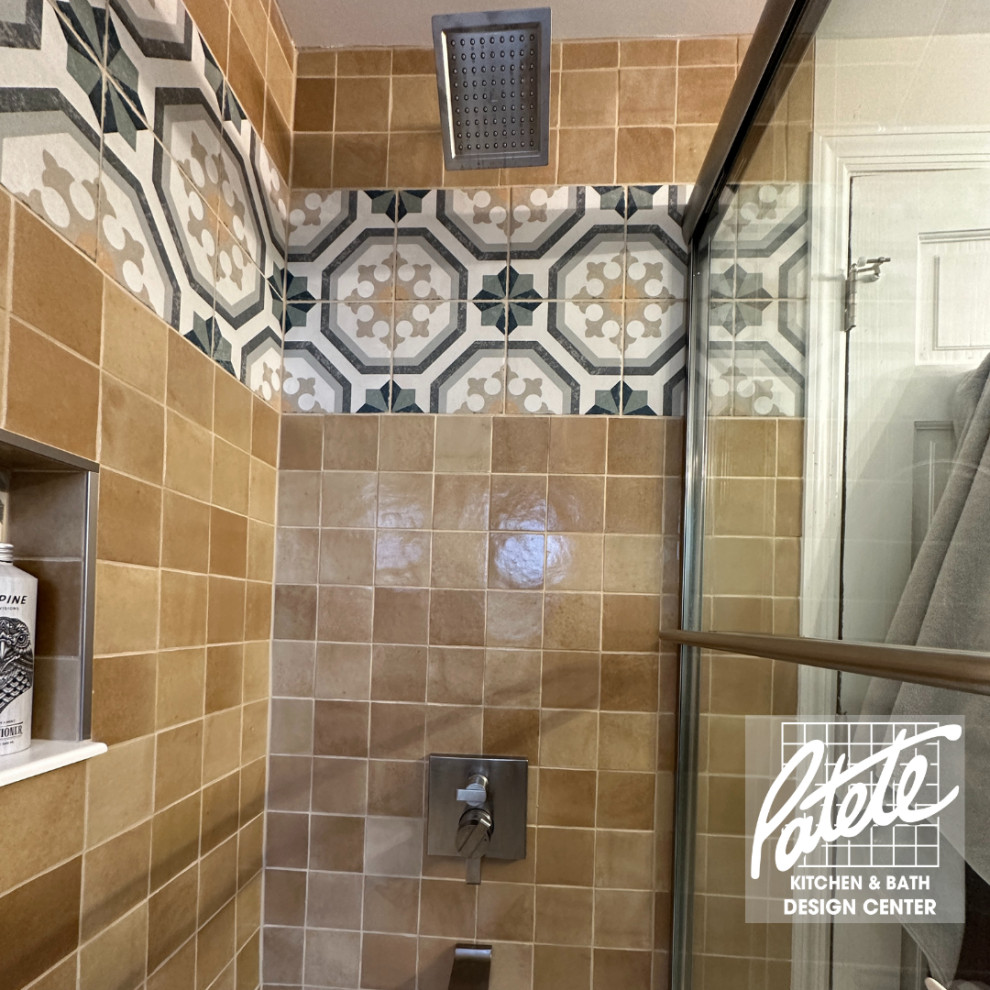 Klassisches Badezimmer mit Eckdusche, braunen Fliesen, Keramikfliesen, Schiebetür-Duschabtrennung und Wandnische in Sonstige
