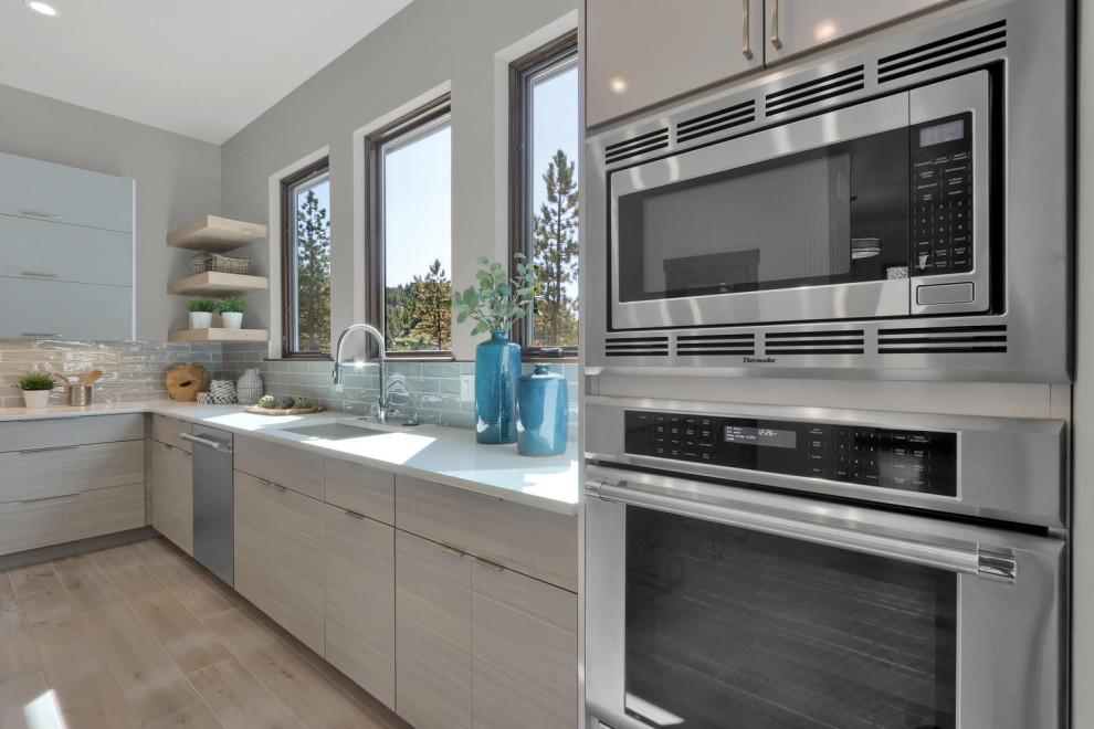 This is an example of a modern kitchen in Denver.