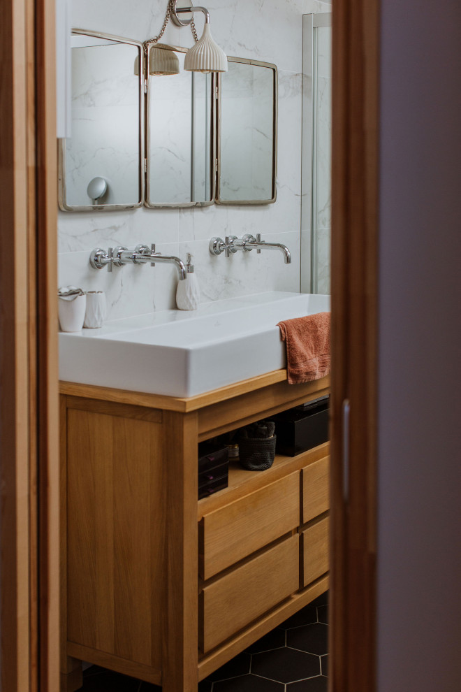 Aménagement d'une salle de bain blanche et bois bord de mer en bois clair avec un carrelage blanc, du carrelage en marbre et un plan de toilette blanc.