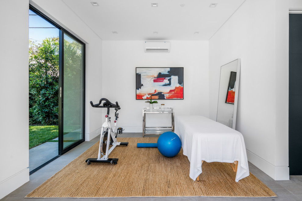 Kleiner Moderner Yogaraum mit weißer Wandfarbe, Keramikboden und grauem Boden in Los Angeles
