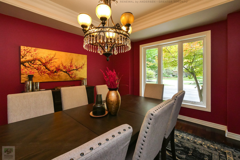 Foto di una sala da pranzo chiusa e di medie dimensioni con pareti rosse, parquet scuro, nessun camino, pavimento marrone e soffitto a cassettoni