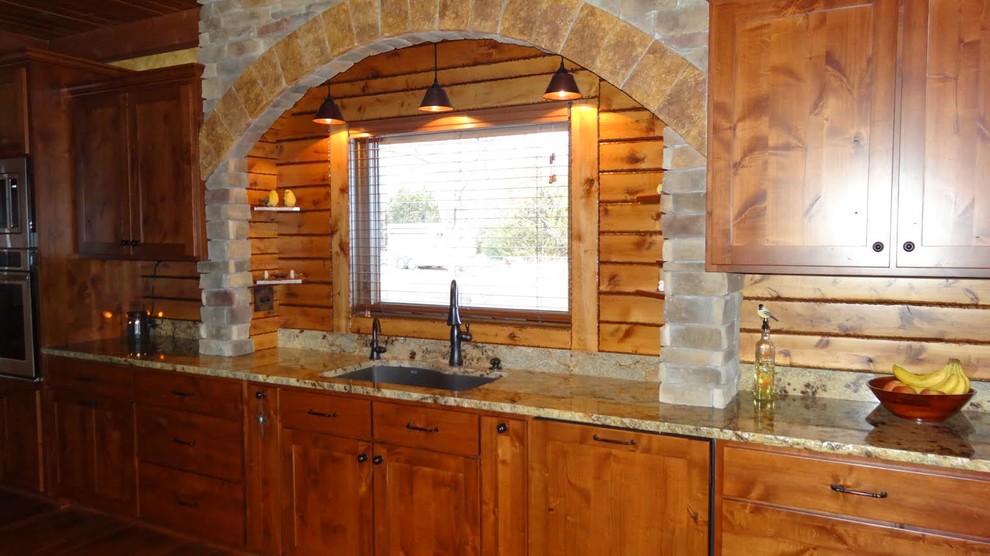 Example of a mid-sized mountain style l-shaped eat-in kitchen design with an undermount sink and an island