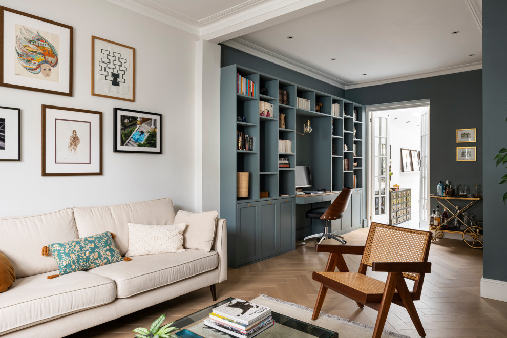 Inspiration för mellanstora eklektiska separata vardagsrum, med ett finrum, blå väggar, ljust trägolv och beiget golv