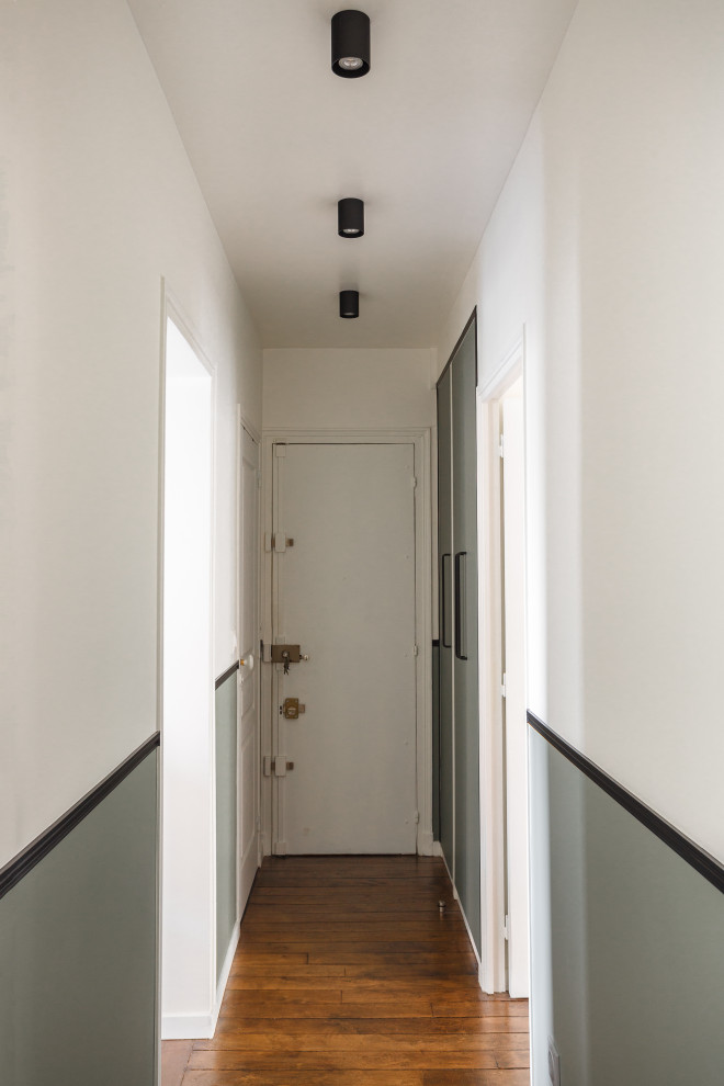 На фото: коридор среднего размера в современном стиле с зелеными стенами и темным паркетным полом с