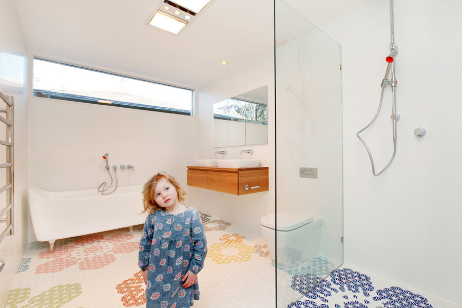 This is an example of a contemporary bathroom in Melbourne.