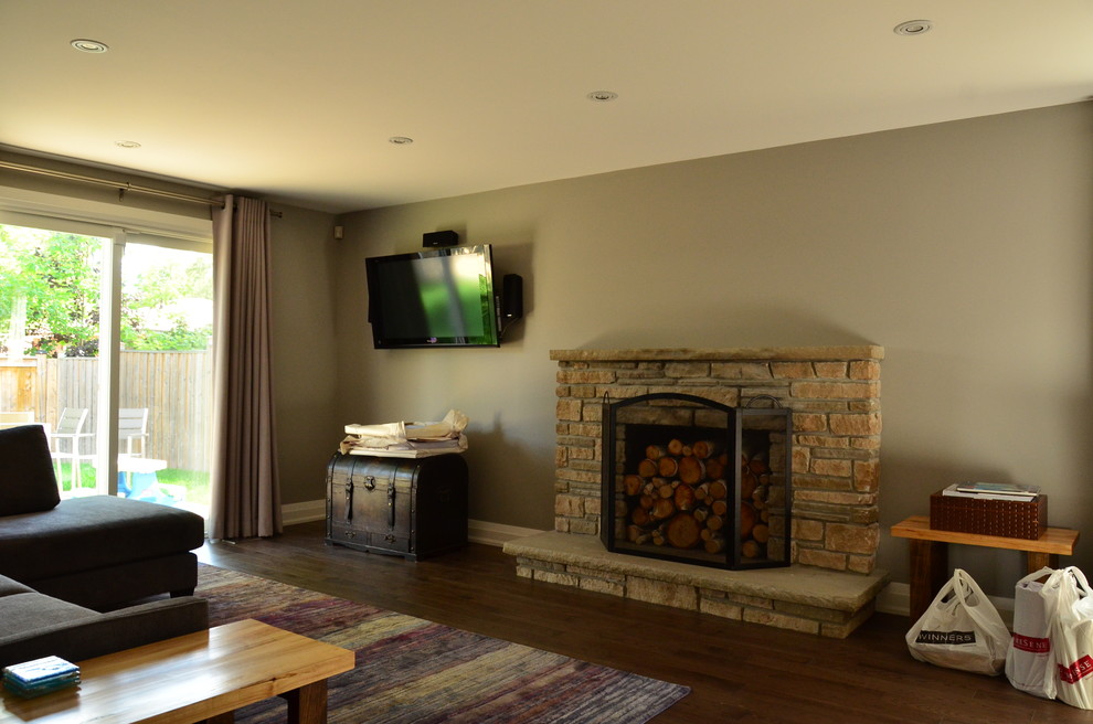 Example of a transitional home design design in Toronto