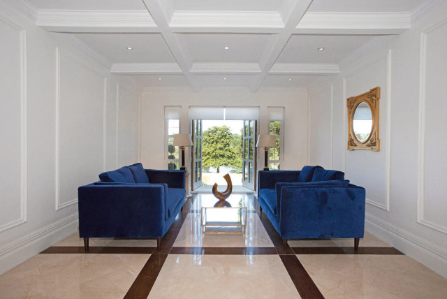Mereview traditional-living-room