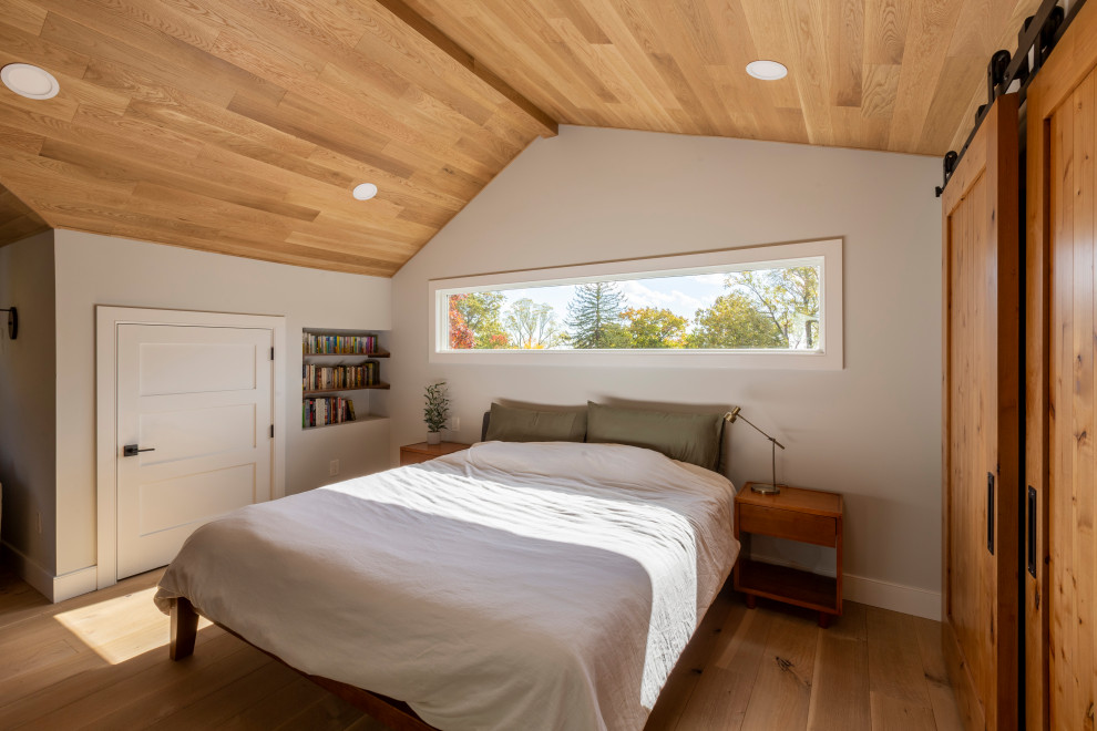 Пример оригинального дизайна: большая хозяйская спальня в стиле ретро с серыми стенами, полом из керамогранита, серым полом и деревянным потолком
