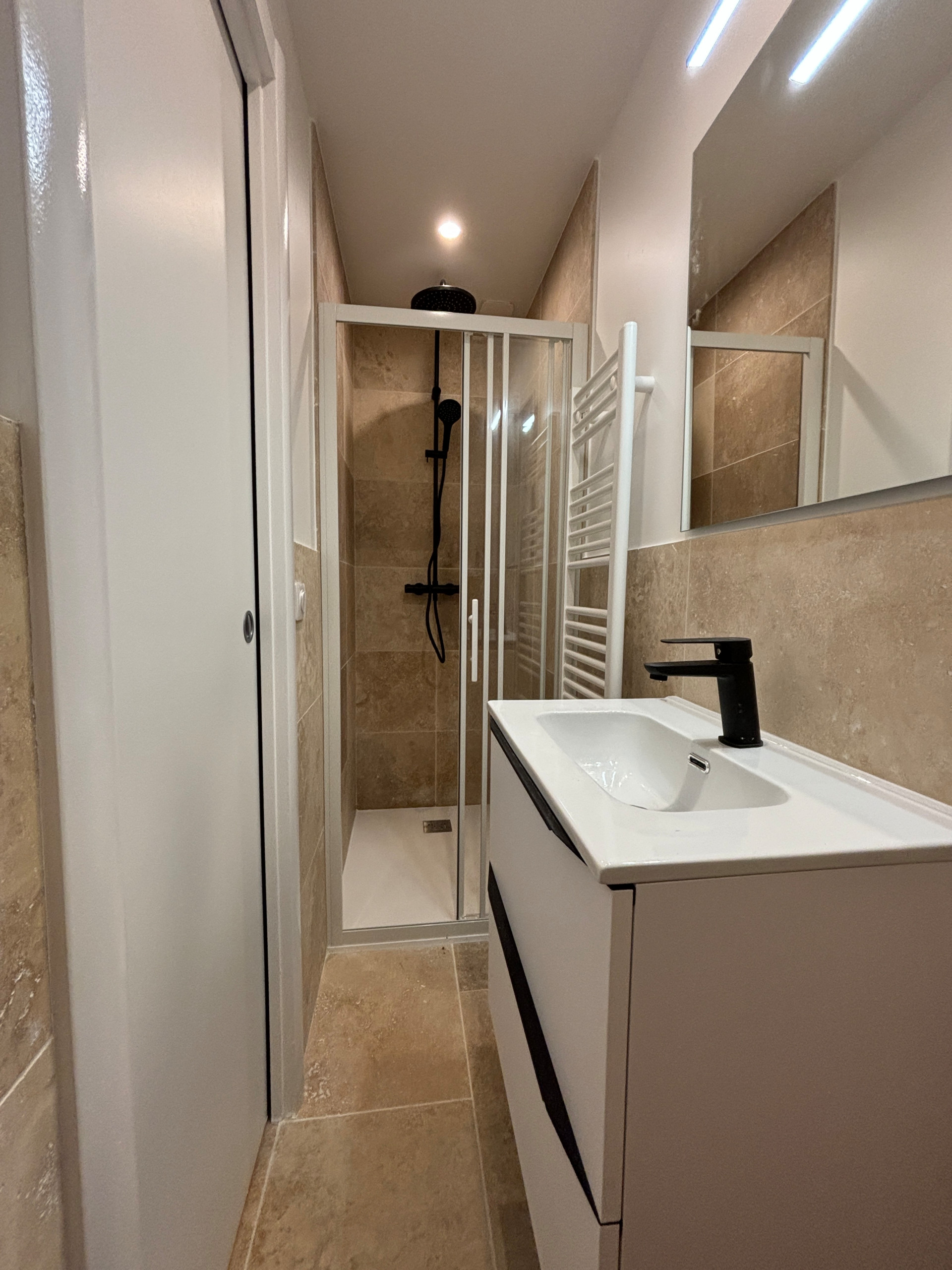 AVANT /APRES:Rénovation complète  de locaux vétustes en espaces bureau et studio