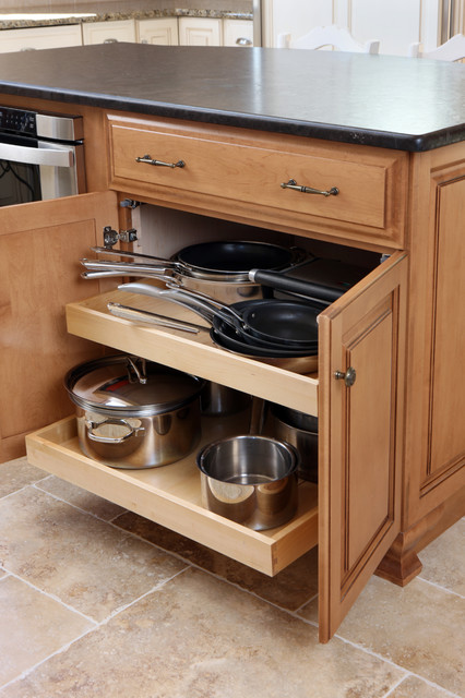 A Welcoming, Rustic Kitchen klassisk-koekken