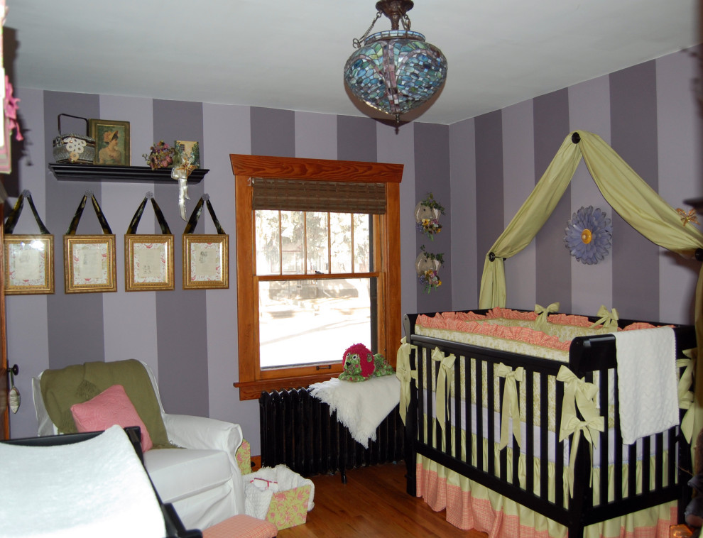 Cette image montre une petite chambre de bébé fille style shabby chic avec un mur violet.