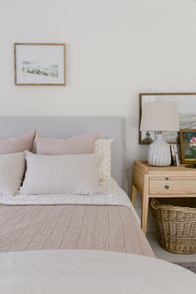 Ejemplo de dormitorio campestre grande sin chimenea con paredes blancas, suelo de madera clara y suelo gris