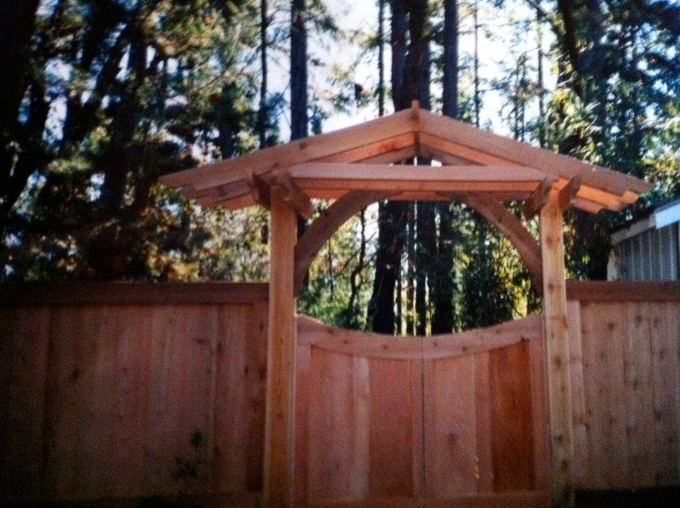 Example of a mountain style home design design in Seattle