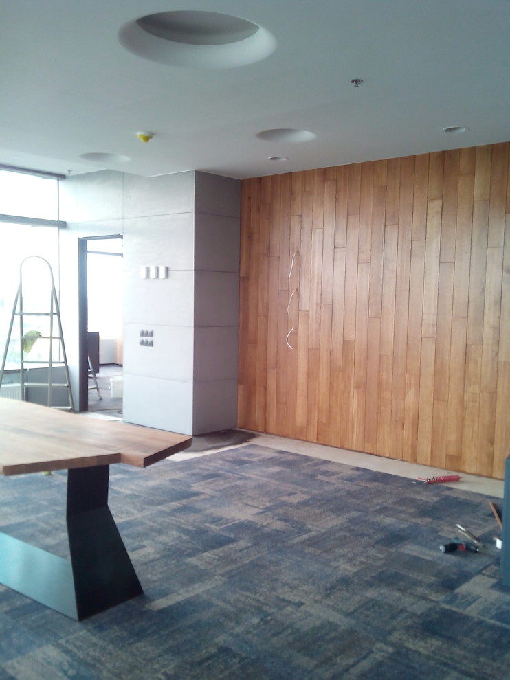 Использование напольных материалов для отделки стен.