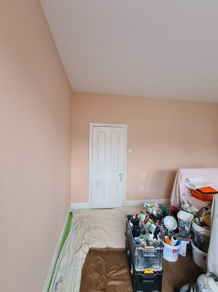 На фото: большая хозяйская спальня в классическом стиле с розовыми стенами, ковровым покрытием, бежевым полом и многоуровневым потолком с