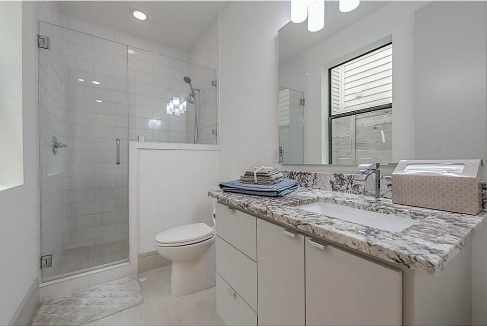 Photo of a modern bathroom in Houston.