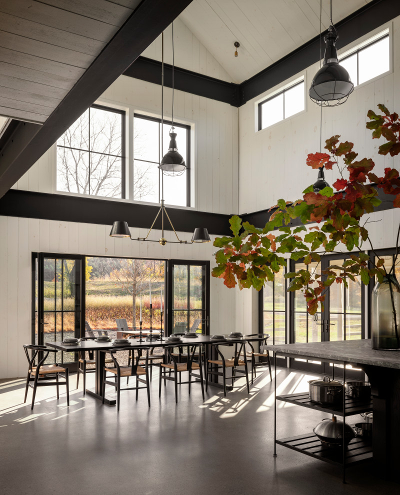 Réalisation d'une grande salle à manger ouverte sur le salon champêtre avec sol en béton ciré, un plafond en lambris de bois et du lambris de bois.