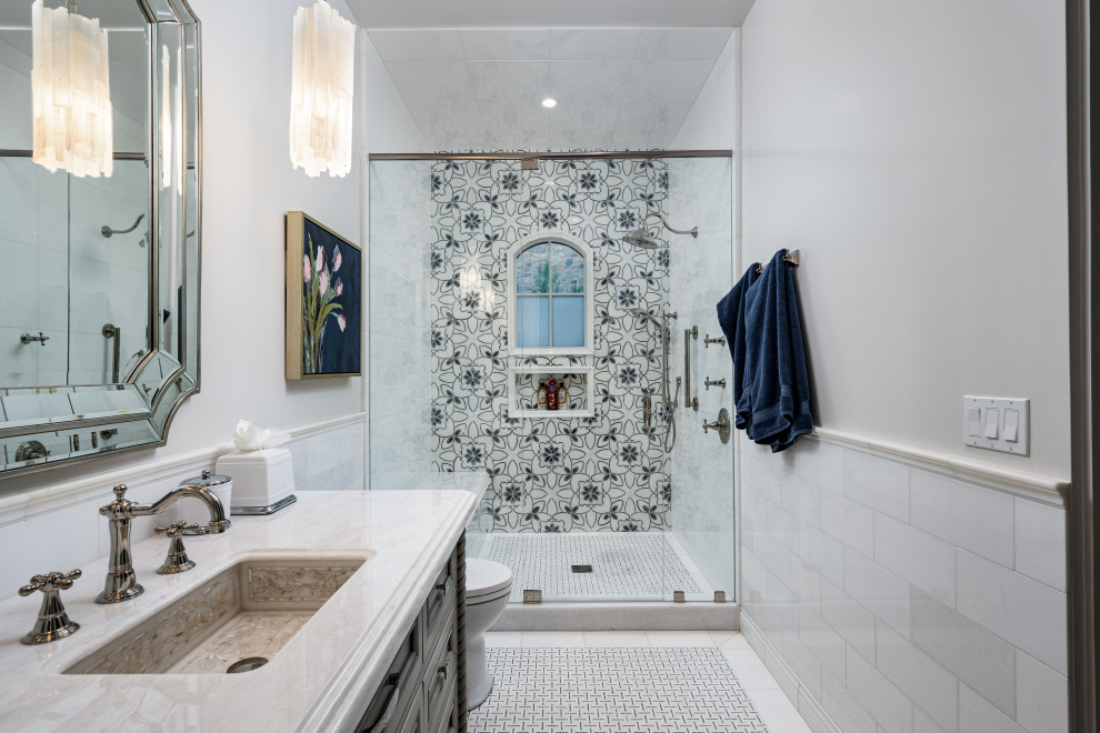 Foto di una stanza da bagno con doccia con ante beige, un lavabo e mobile bagno incassato