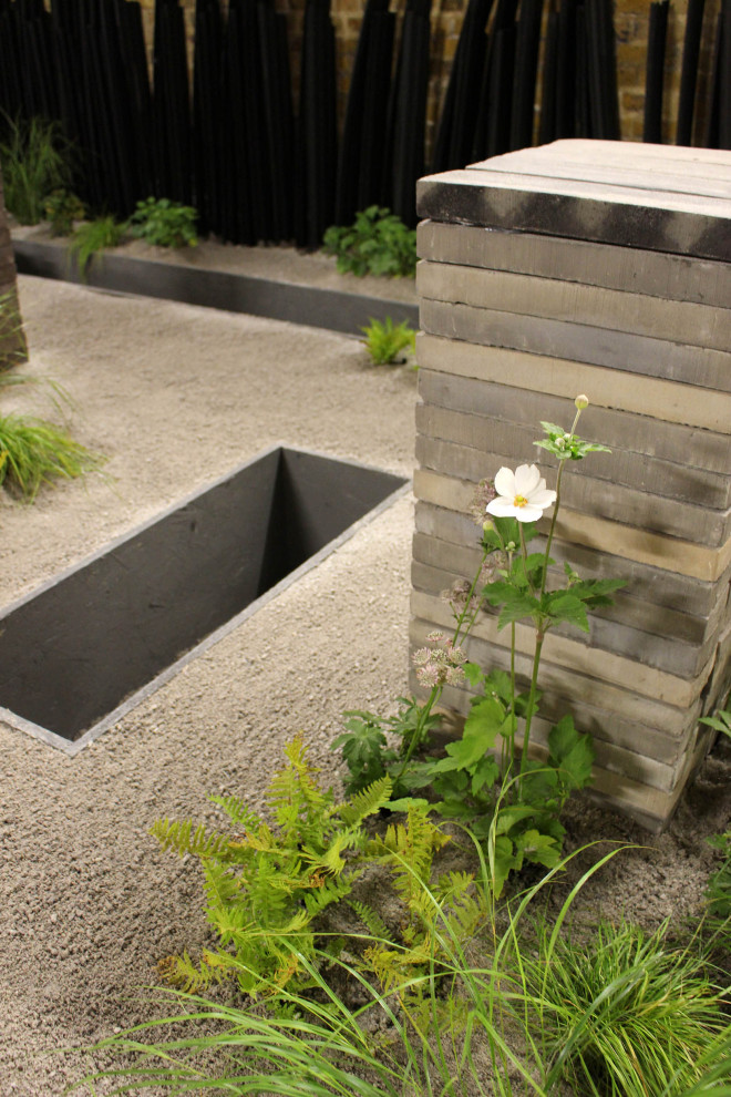Inspiration for a small contemporary shaded garden for summer in London with gravel.