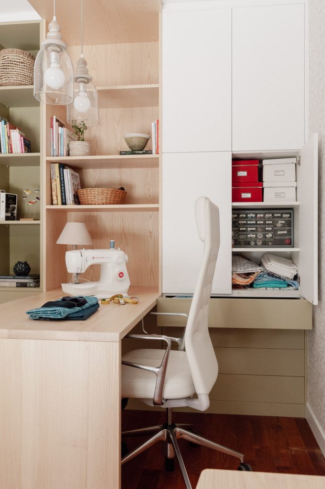 This is an example of a small study in Brest with a built-in desk.