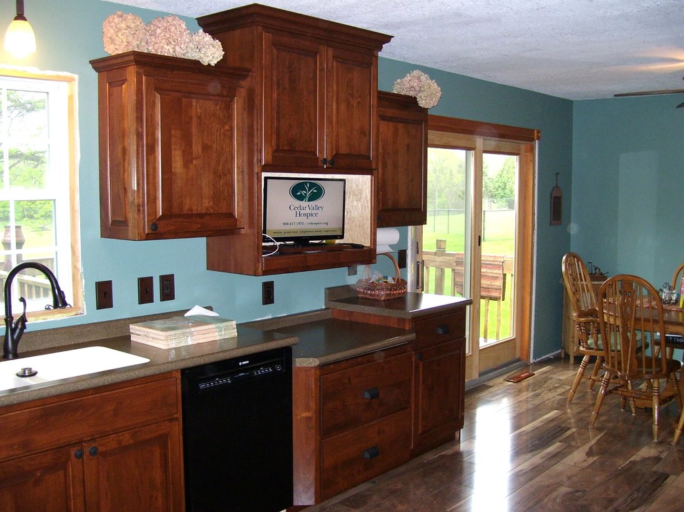 Example of a mountain style kitchen design in Cedar Rapids