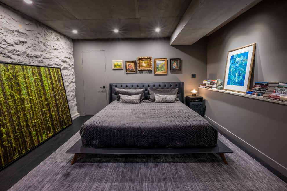 Пример оригинального дизайна: хозяйская спальня в стиле фьюжн с серыми стенами, темным паркетным полом и черным полом