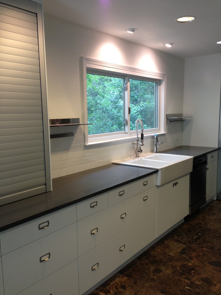 Kitchen - kitchen idea in Austin